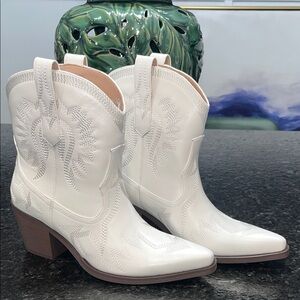 Elegant White Western Boots